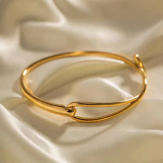 Knot Bracelet: 18K Gold Plated