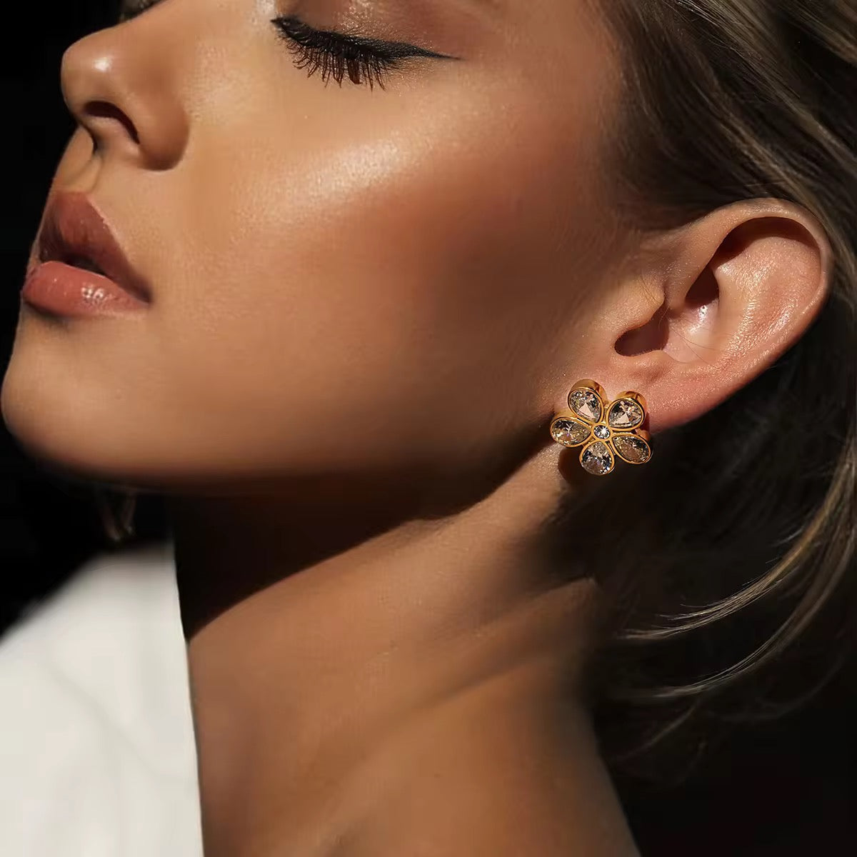 Daisy Flower Earrings: 18K Gold Plated