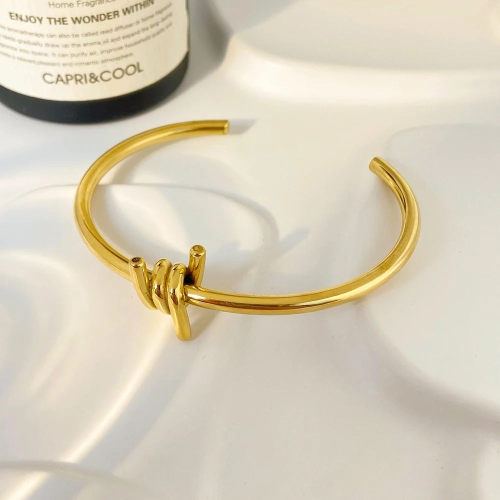 Love Knot Bracelet: 18K Gold Plated