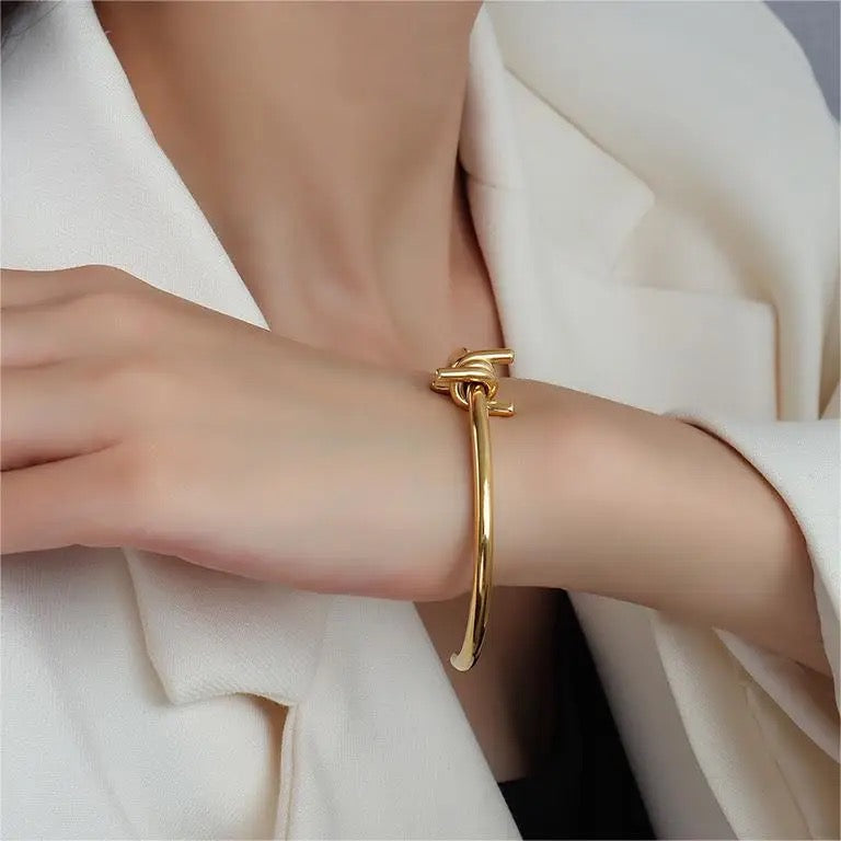 Love Knot Bracelet: 18K Gold Plated