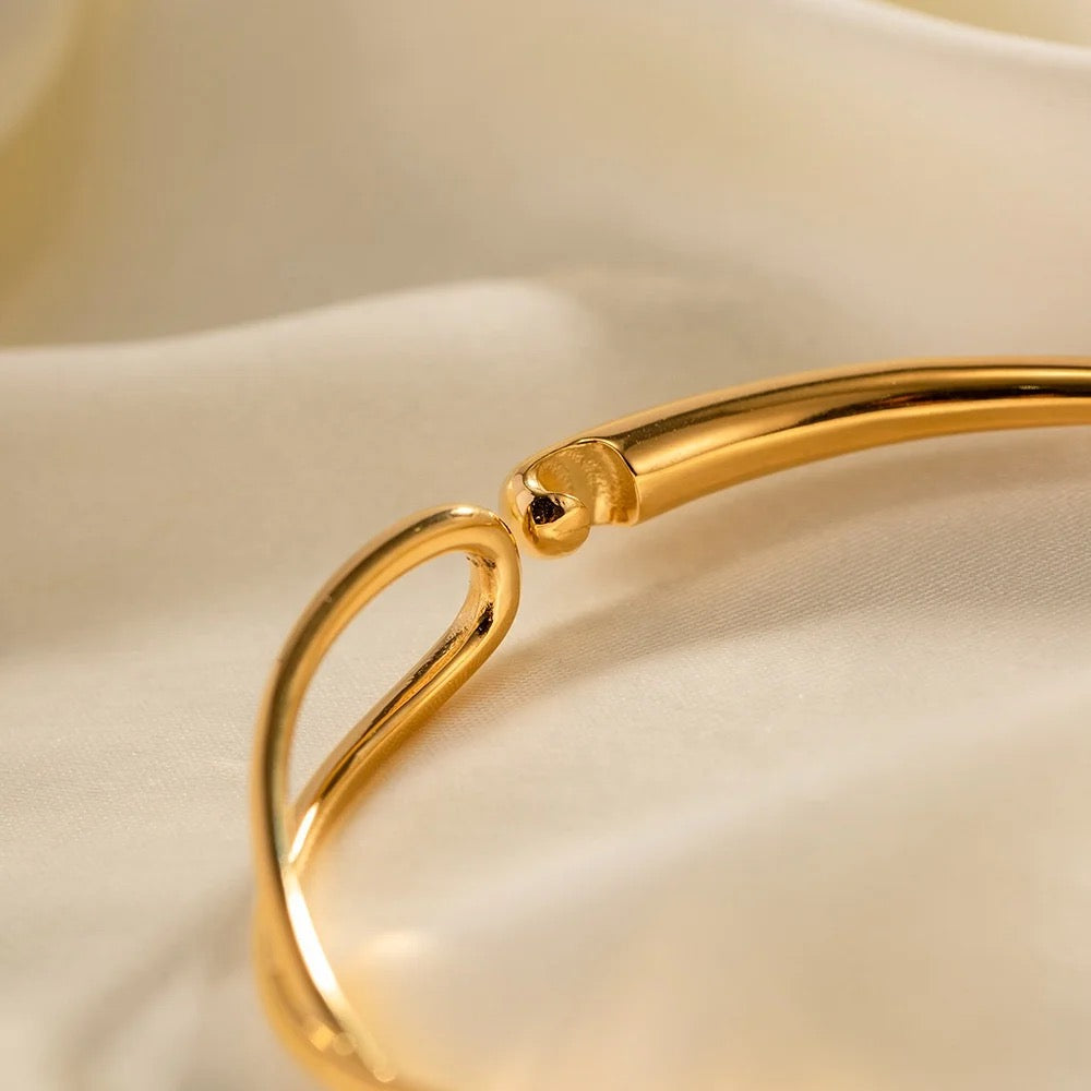 Knot Bracelet: 18K Gold Plated